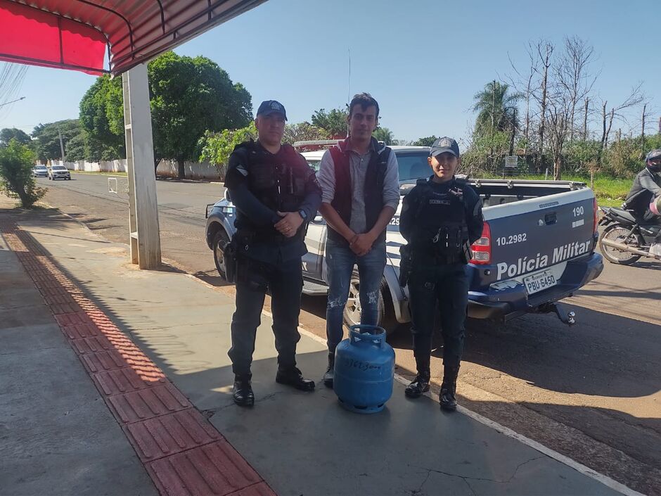 Policiais se juntaram para ajudar o comerciante com doações