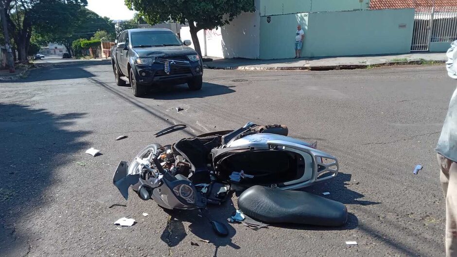 Moto ficou completamente destruída