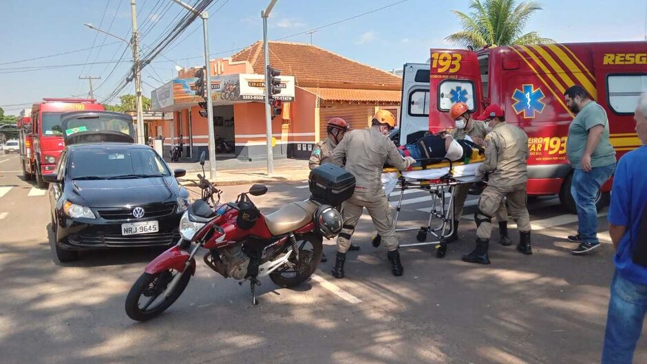 Motociclista foi socorrido pelo Corpo de Bombeiros