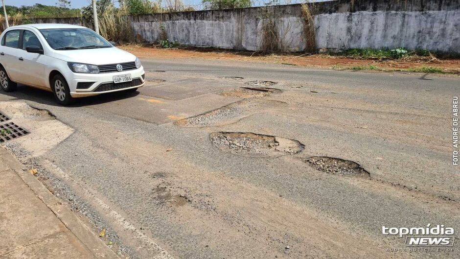Buracos se espalham ao longo da rua