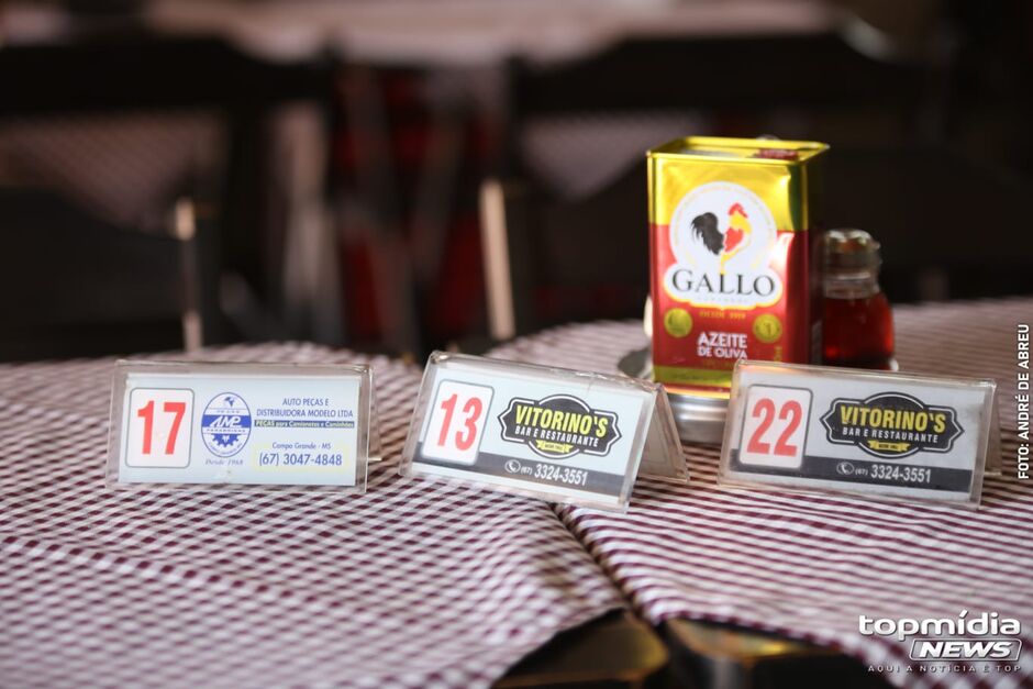 Eleitores escolhem números para sentar-se à mesa