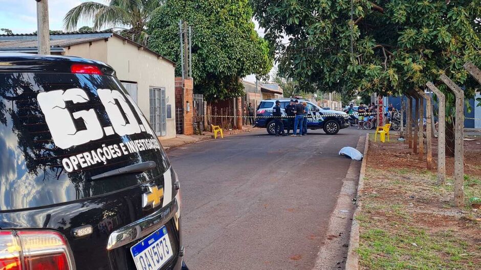 Vítima caiu próximo ao meio-fio ao ser atingido pelos tiros