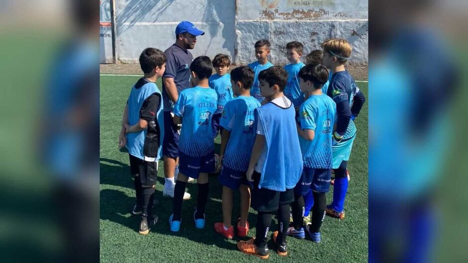 Arce com alunos da escolinha Arena