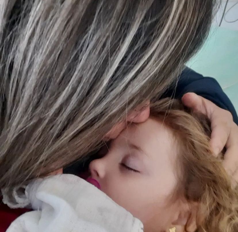 Mãe e filha durante atendimento na UPA Leblon