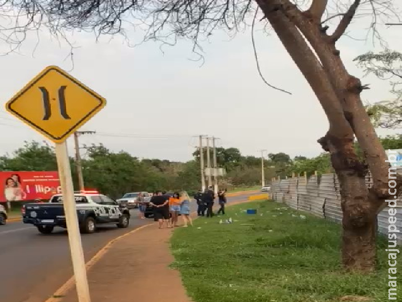 Vítima foi socorrida durante agressões na rua