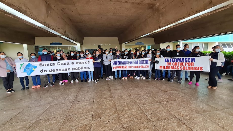 Profissionais entram no segundo dia de greve