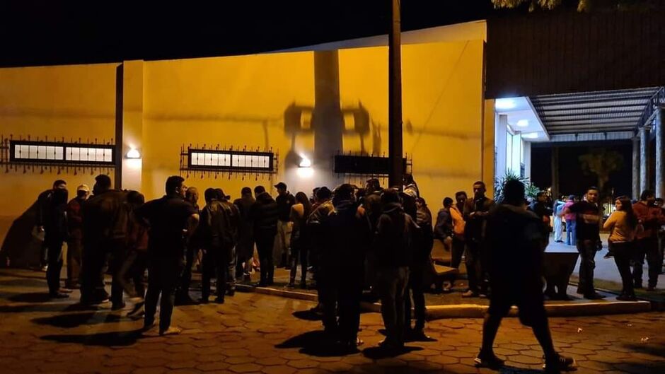 Pastor  morto na frente da família e fieis na fronteira