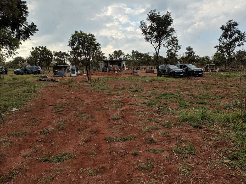 Denicio e Alex estavam em uma propriedade rural