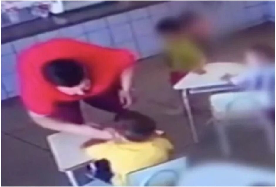 Homem é flagrado agredindo menino