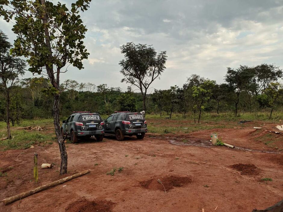 Denicio e Alex estavam em uma propriedade rural