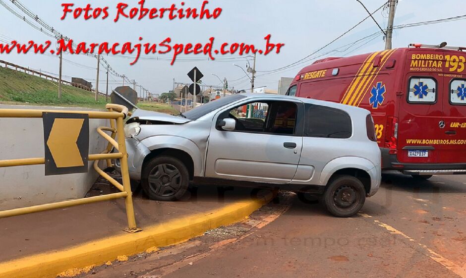 Grande impediu carro de cair em viaduto 