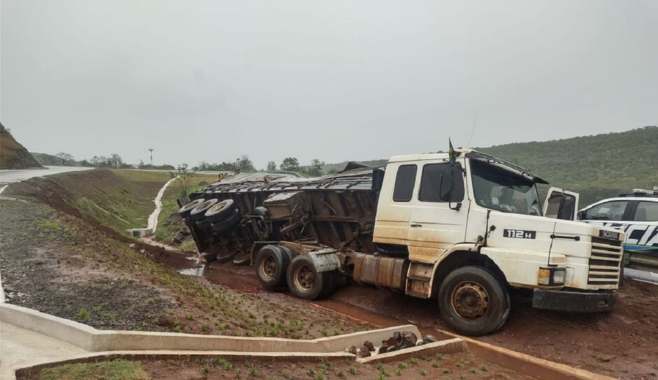 Carreta só parou em meio ao canteiro 