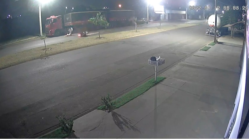 Vítima em colisão de Biz e carreta estacionada