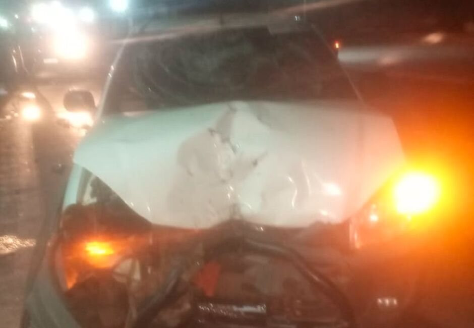 Carro ficou com frente toda destruída