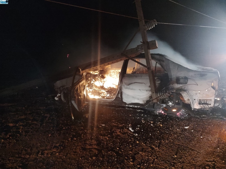 Carro ficou completamente destruído