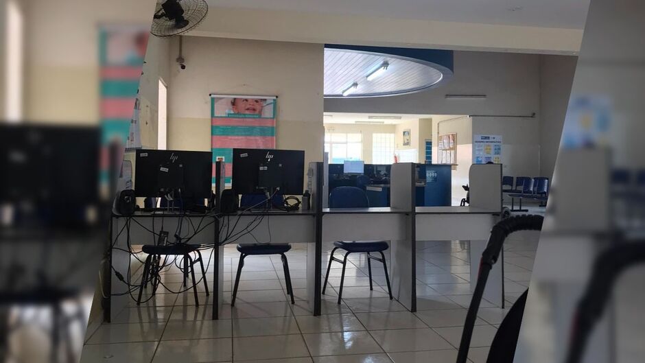 Recepção vazia enquanto paciente esperava por atendimento
