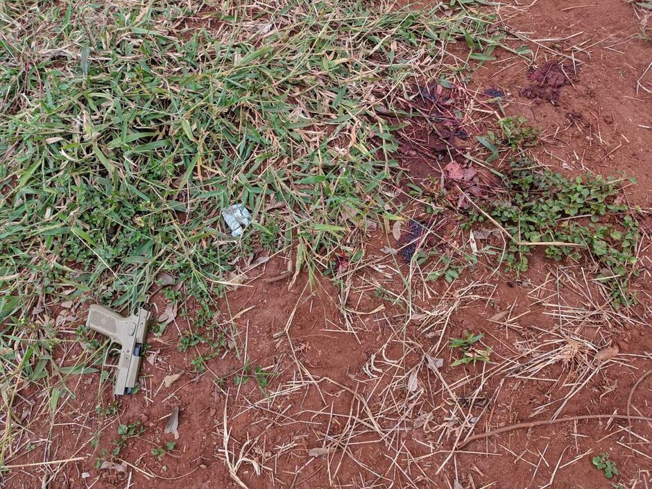 Denicio e Alex estavam em uma propriedade rural