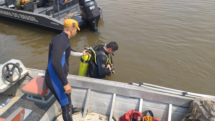 Bombeiros em busca do corpo desaparecido no rio Paraguai