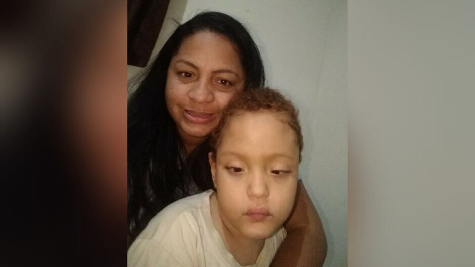 Laudiceia luta por remédio para o filho 