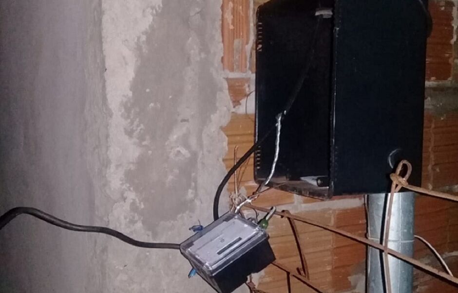 Ladrão destruiu padrão para levar fios de cobre 