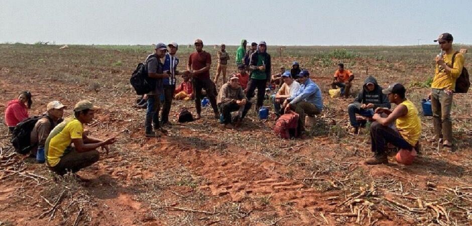 Paraguaios viviam em moradia precária 