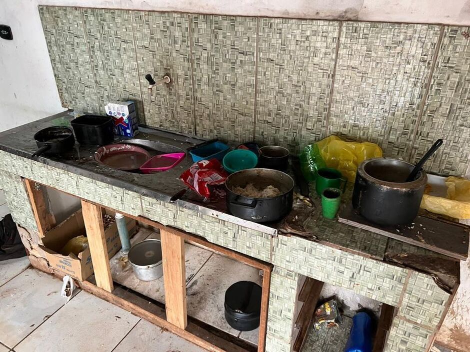 Paraguaios viviam em moradia precária 