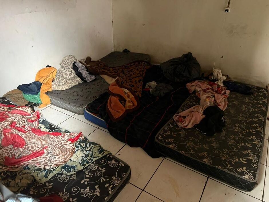 Paraguaios viviam em moradia precária 
