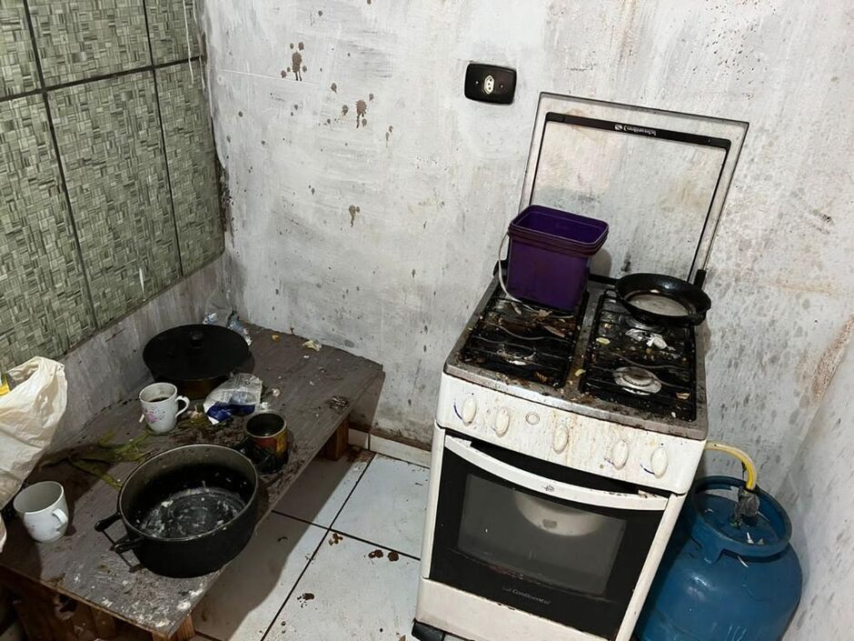 Paraguaios viviam em moradia precária 
