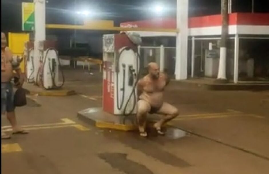 Homem tomou banho na torneira do posto de combustível