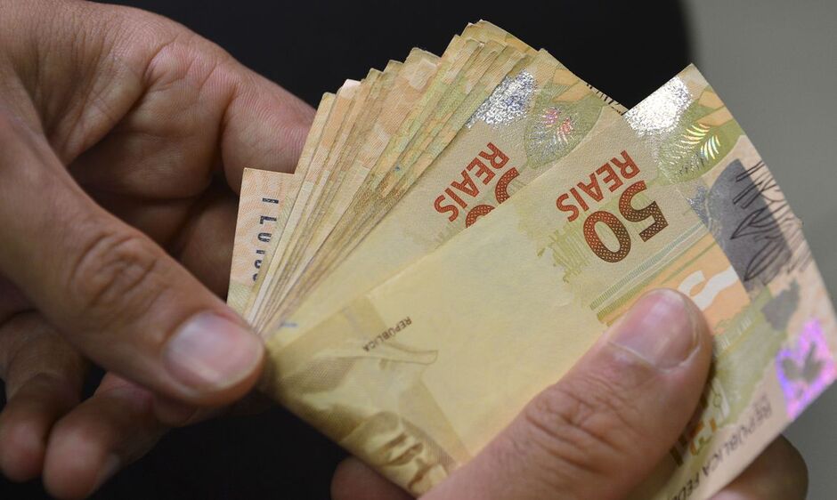 Servidores recebem salários no sábado