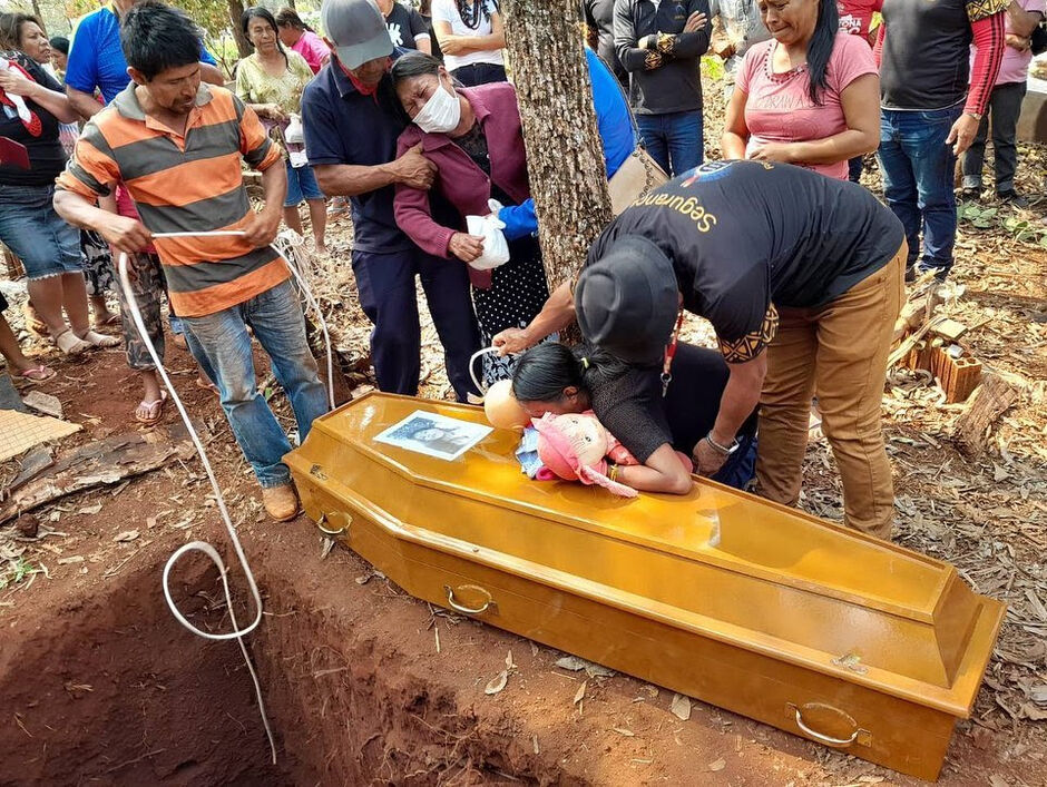 Sepultamento de Ariane foi marcado por dor e comoção