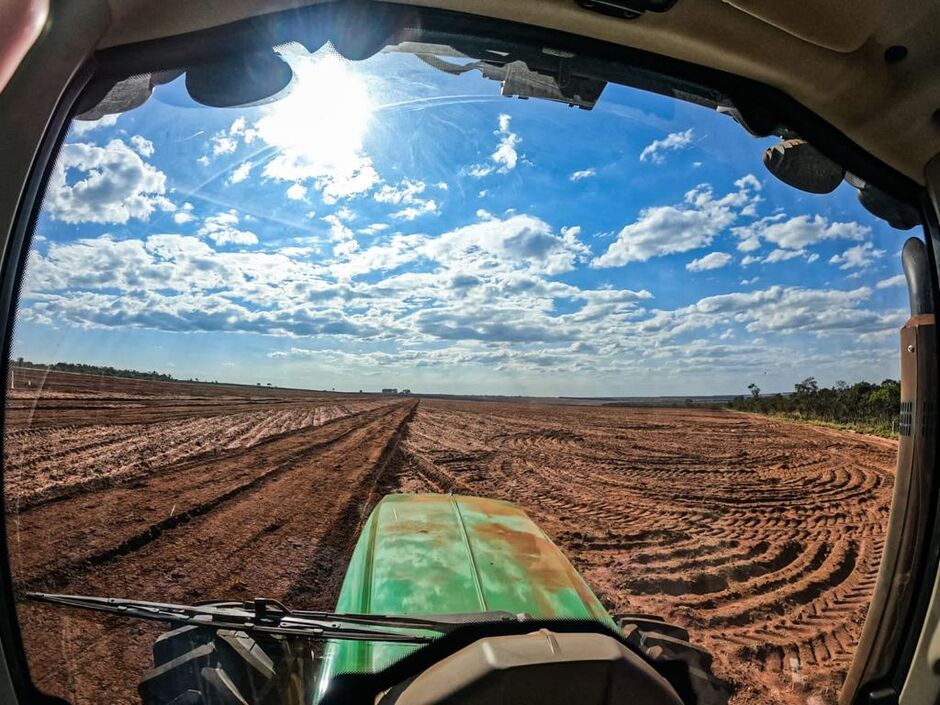 Trator preparando o solo para recebimento de nutrientes