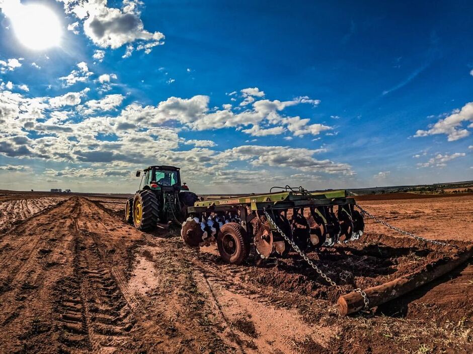 Trator preparando o solo para recebimento de nutrientes