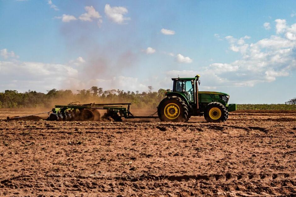 Trator preparando o solo para recebimento de nutrientes