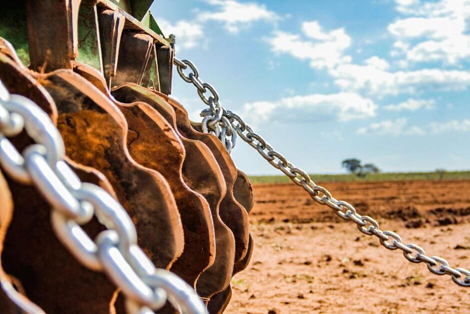 Trator preparando o solo para recebimento de nutrientes