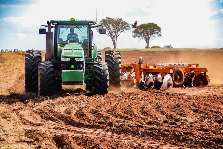 Trator preparando o solo para recebimento de nutrientes