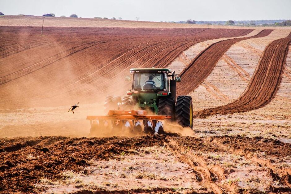 Trator preparando o solo para recebimento de nutrientes