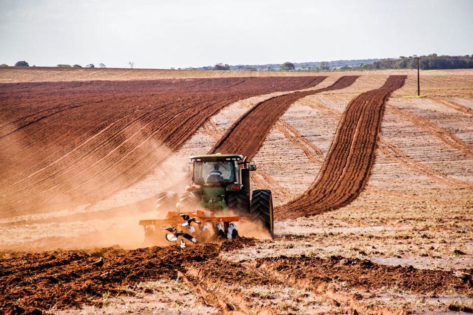 Trator preparando o solo para recebimento de nutrientes