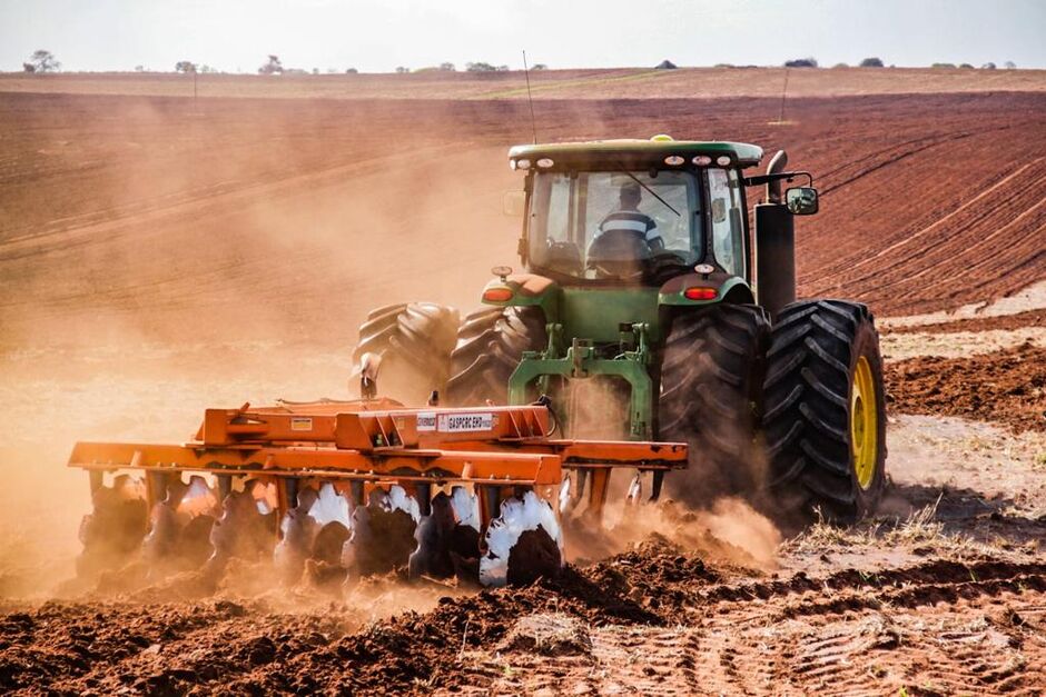 Trator preparando o solo para recebimento de nutrientes