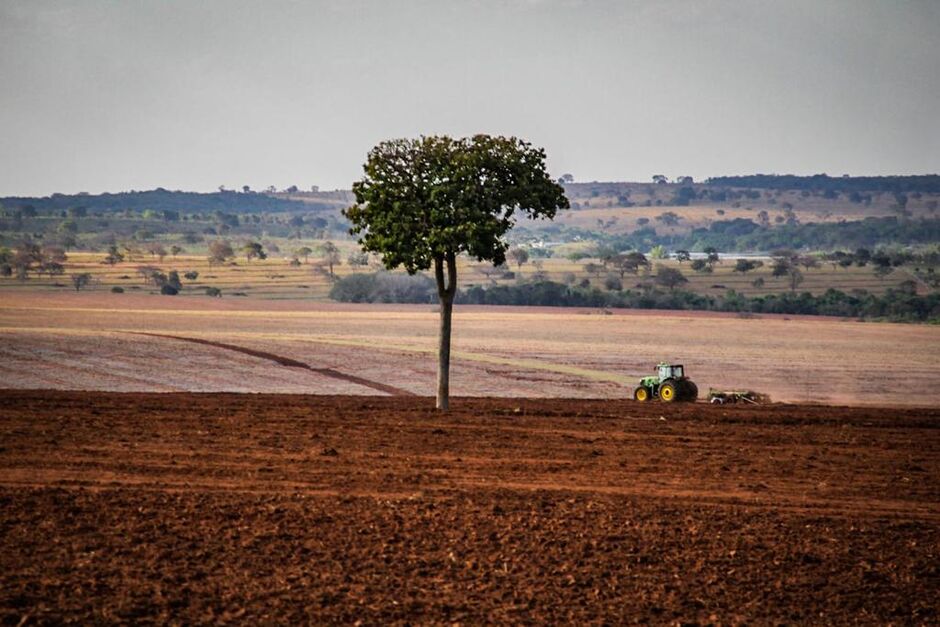 Trator preparando o solo para recebimento de nutrientes