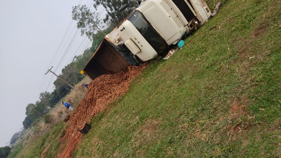 Caminhão tombado com carga de mandioca