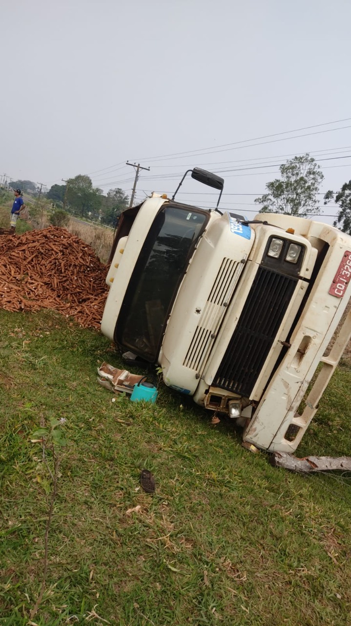Caminhão tombado com carga de mandioca