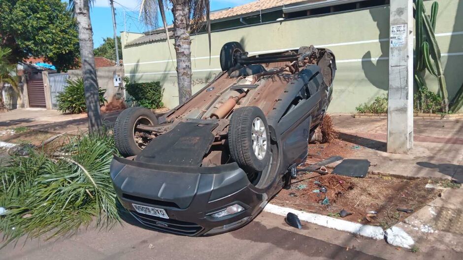 Carro capotou na pista após batida