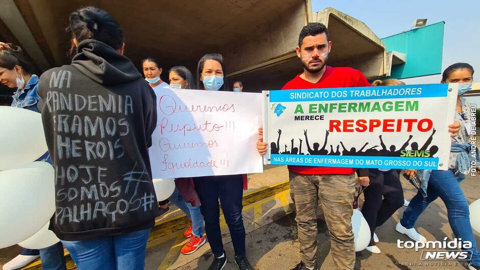 Enfermeiros em manifestação por reajuste na Santa Casa