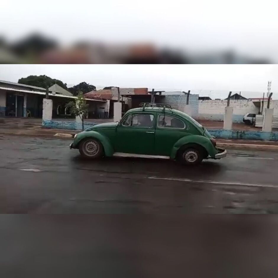 Veículo trafegando com pneu furado em avenida da Capital