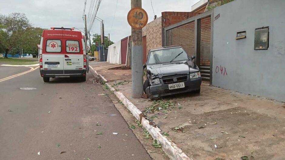 Idoso passou mal e bateu carro em poste