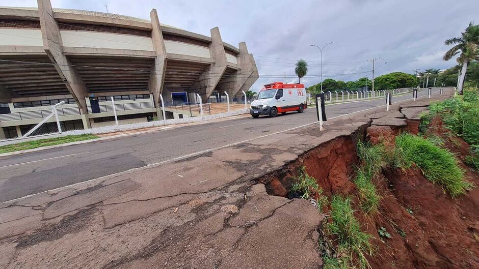Trecho está desabando cada vez mais