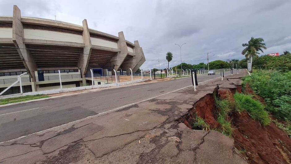 Trecho está desabando cada vez mais