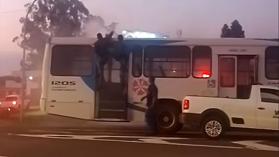 Ônibus pegando fogo no meio da rua em Campo Grande