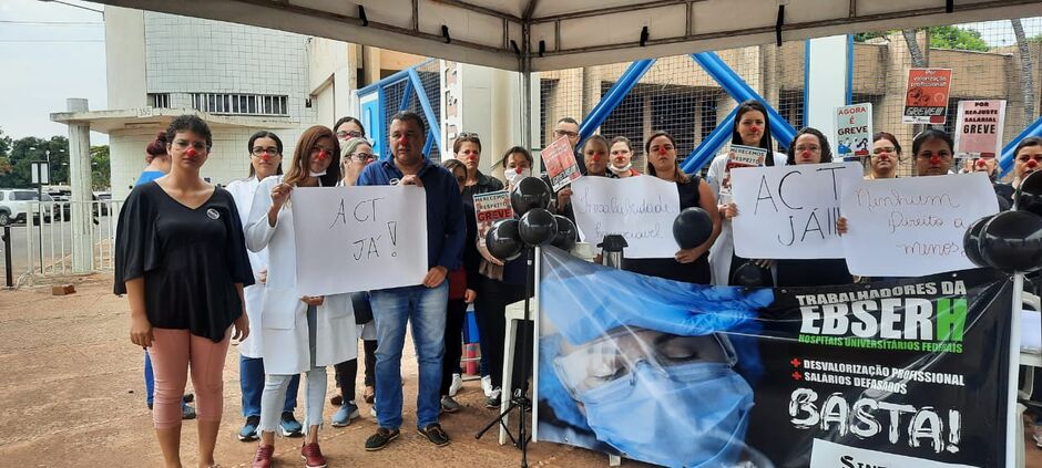 Funcionários acampam em frente ao hospital 